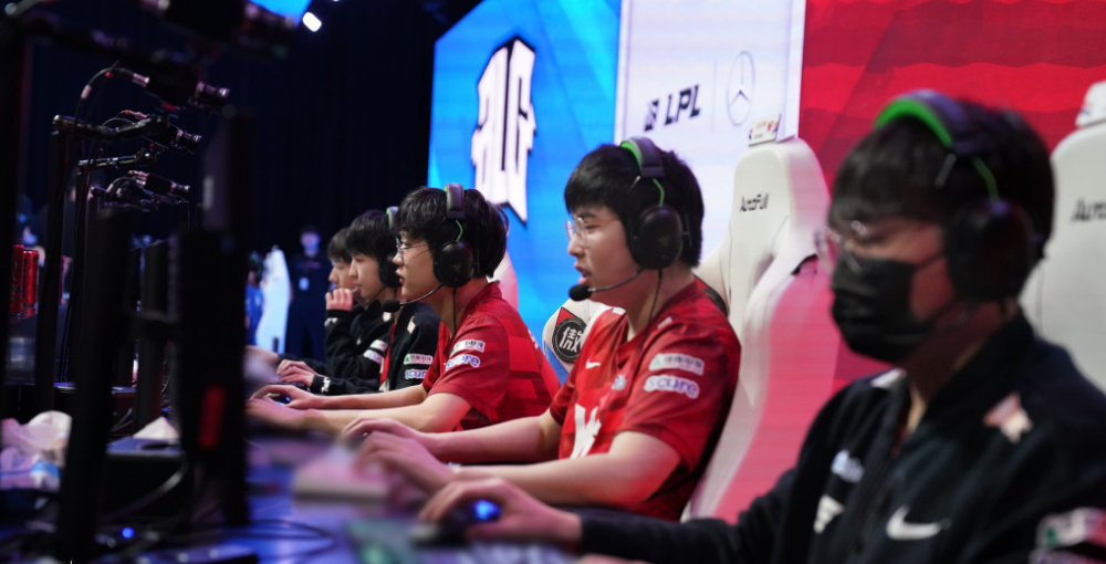 开云下载-LGD碾压BRO，Elk关键团战开团秒人激烈交锋成都决赛之夜，锁定晋级资格