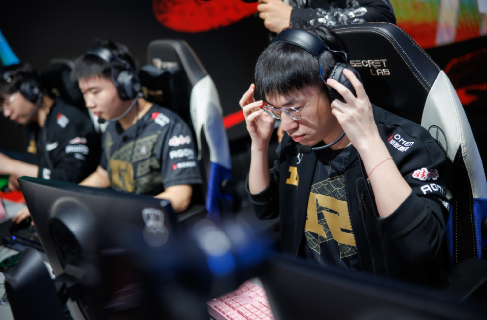 RNG血洗KT,Scout开启传奇时刻焦点之战入围赛,点燃全场激情 RNG血洗KT,Scout开启传奇时刻焦点之战入围赛,点燃全场激情