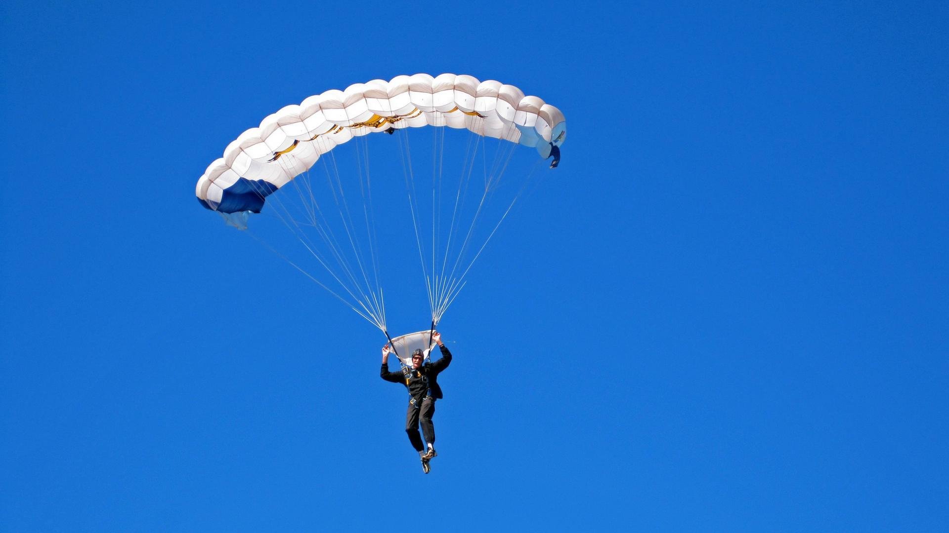 开云体育-逆转之夜！安哥拉力克荷兰加冕冠军，帕尔默三记绝命三分成胜负手